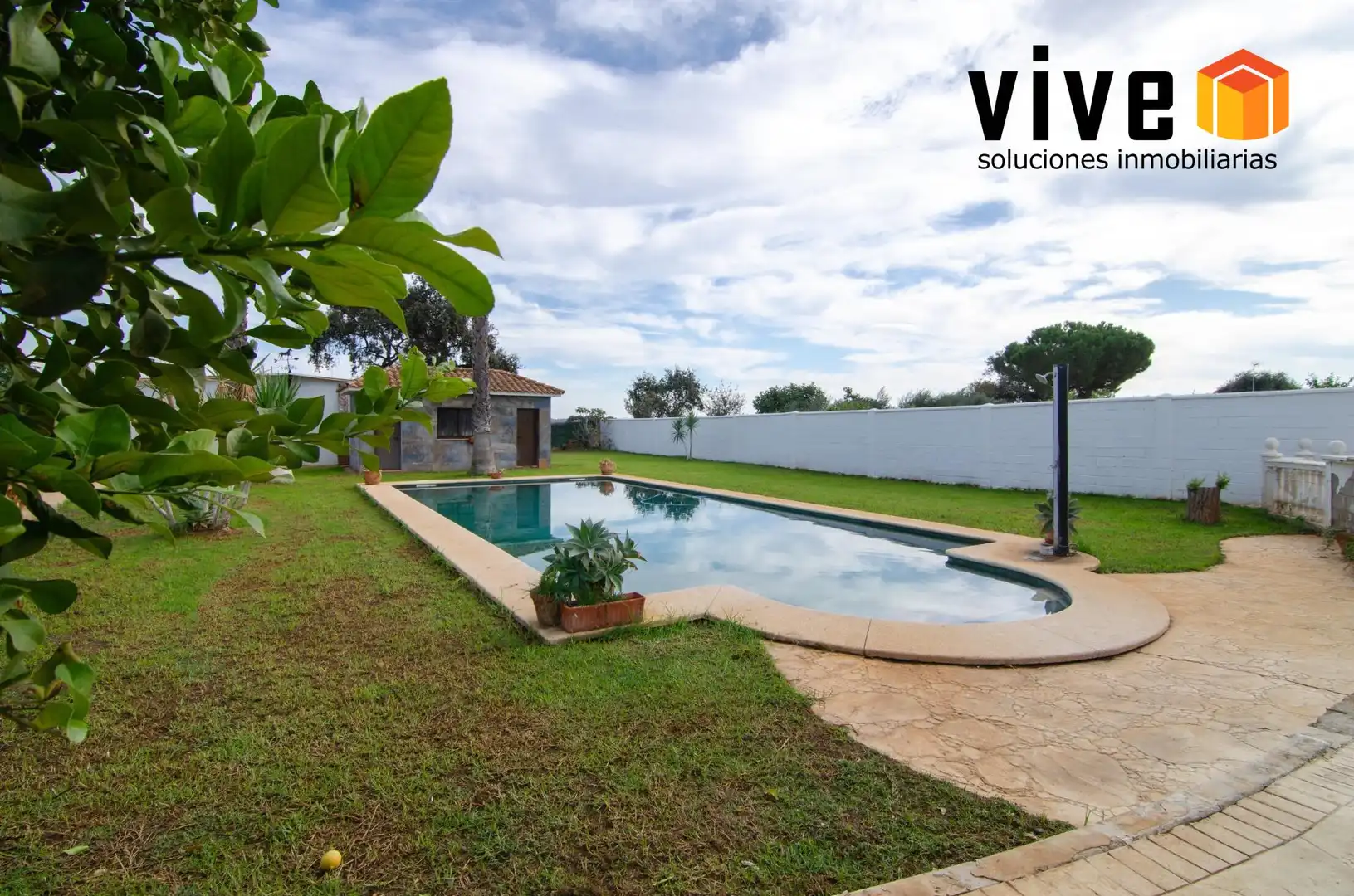 Piscina de Casa o xalet en venda en La Rinconada amb Aire condicionat, Calefacció i Jardí privat