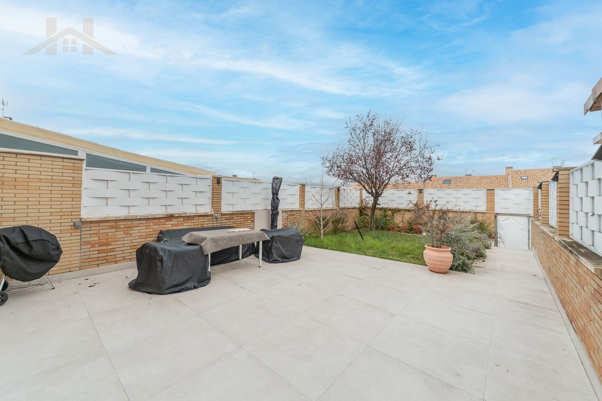 Terrassa de Casa adosada en venda en Arroyomolinos (Madrid) amb Aire condicionat, Calefacció i Jardí privat