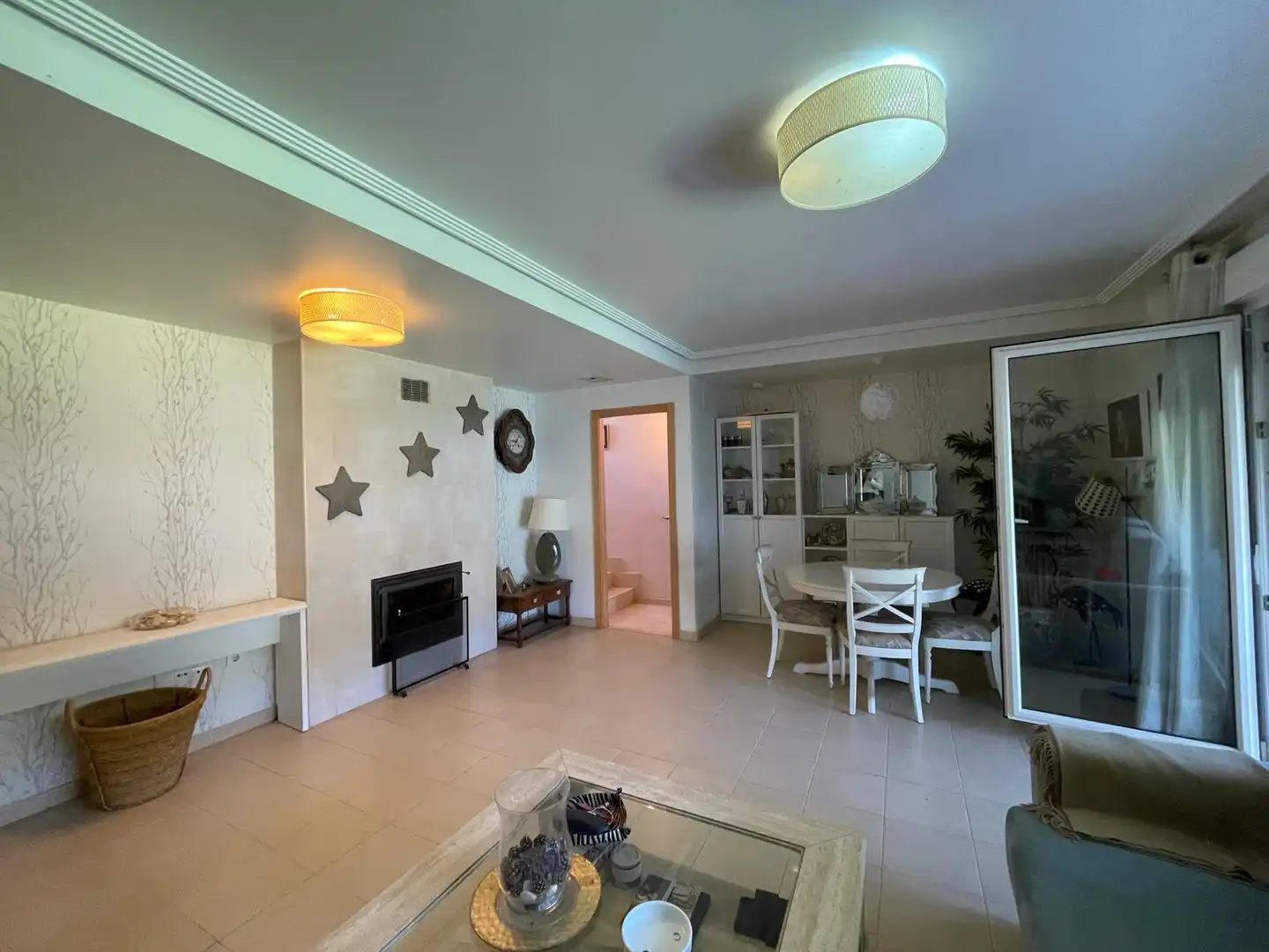 Sala de estar de Casa adosada en venta en San Leonardo de Yagüe con Calefacción, Jardín privado y Parquet