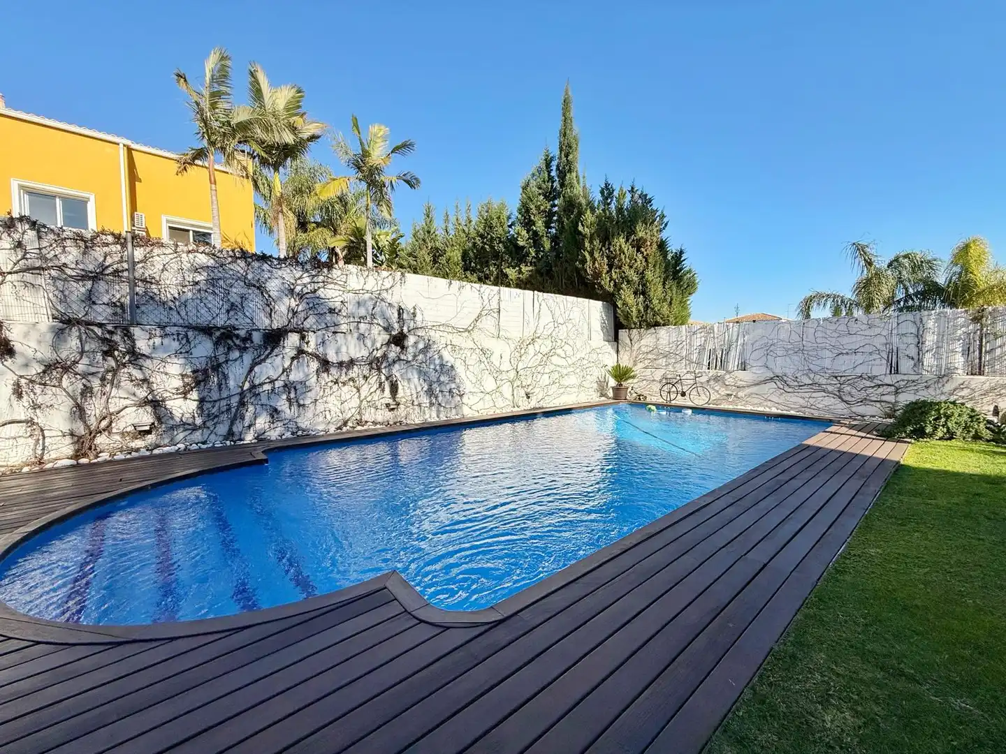 Piscina de Casa adosada en venda en La Pobla de Vallbona amb Aire condicionat, Calefacció i Jardí privat