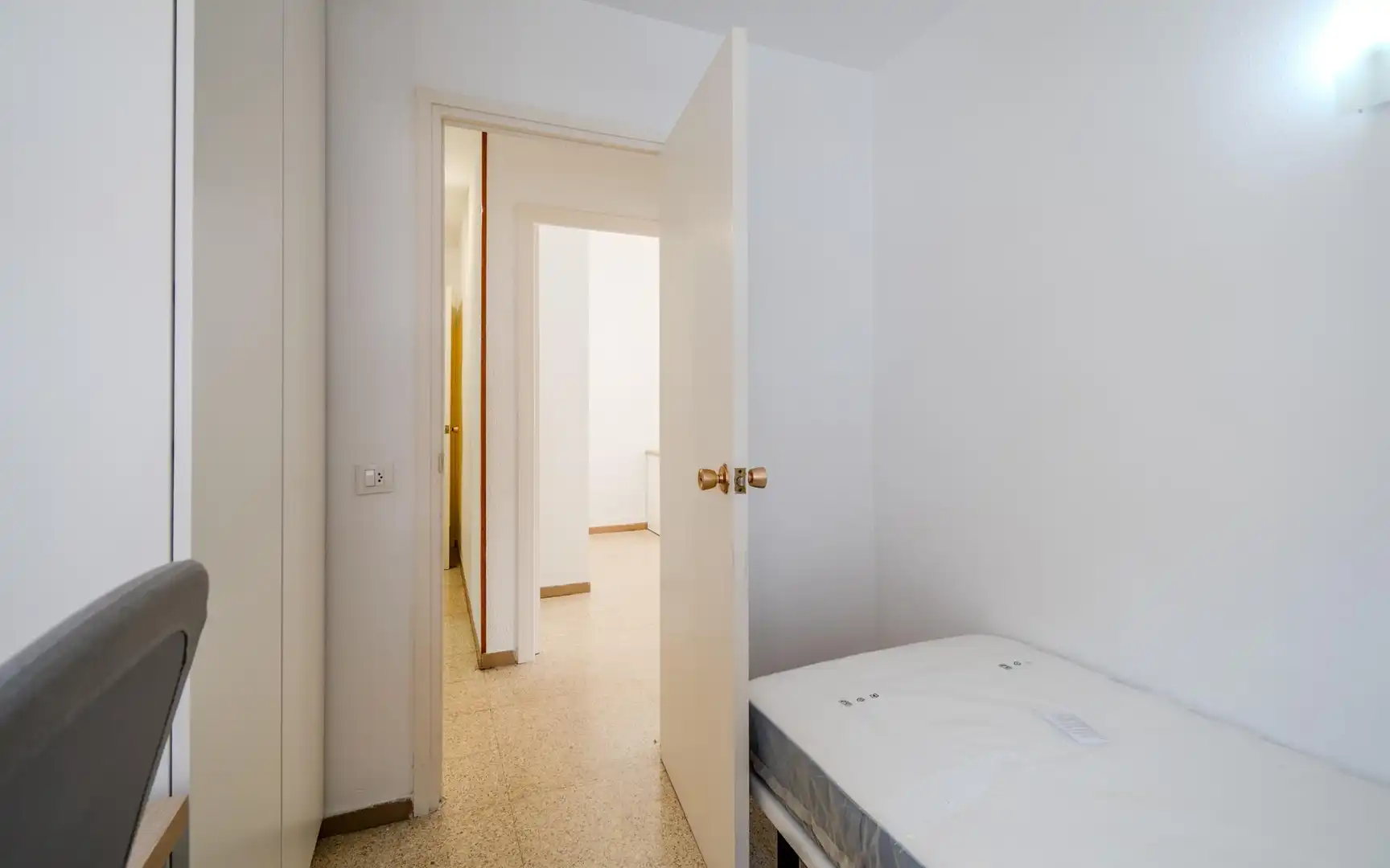 Bedroom of Flat for rent in Girona