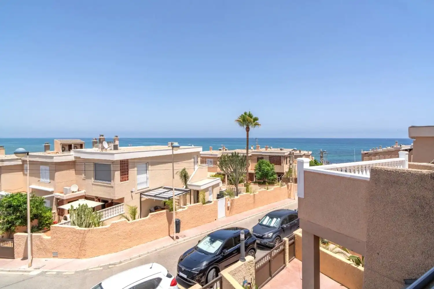 Maison mitoyenne avec balcon à vendre à La Mata