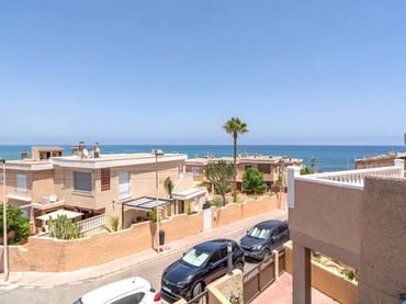 Maison mitoyenne avec balcon à vendre à La Mata
