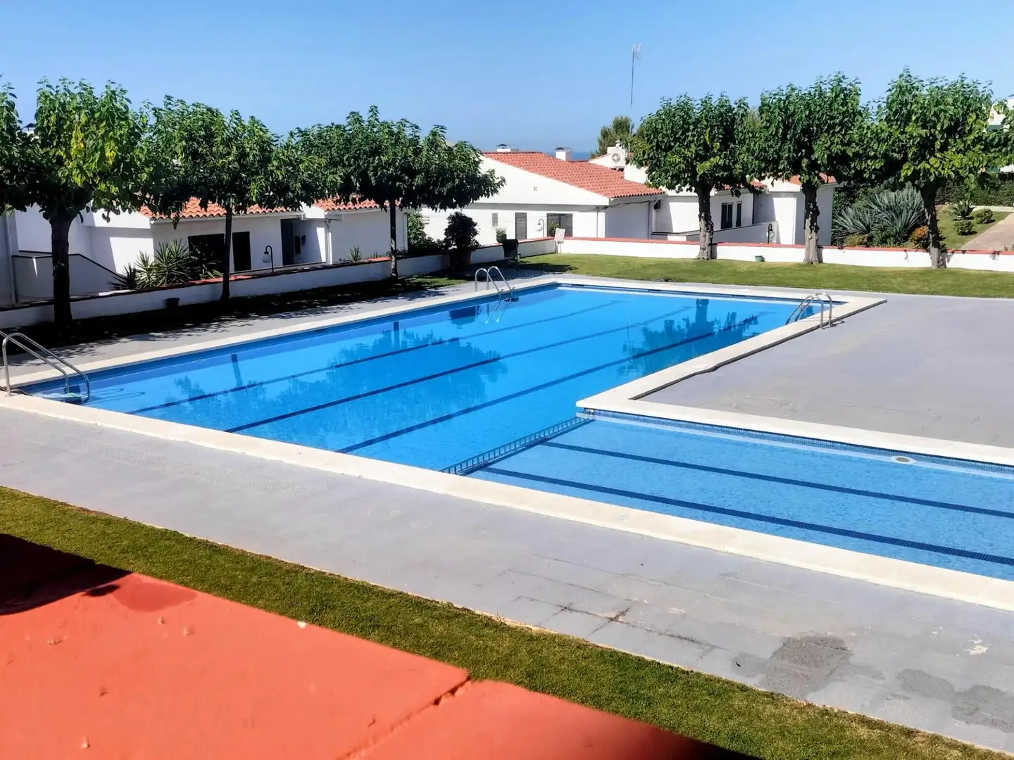 Schwimmbecken von Wohnung zum Verkauf in Sitges mit Privatgarten und Gemeinschaftspool