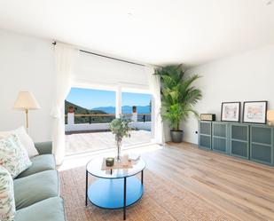 Sala d'estar de Finca rústica en venda en Málaga Capital amb Jardí privat, Terrassa i Moblat