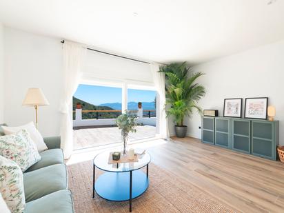 Sala d'estar de Finca rústica en venda en Málaga Capital amb Jardí privat, Terrassa i Moblat