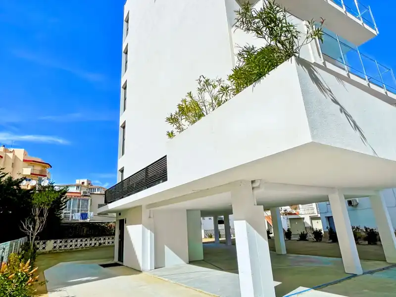 Außenansicht von Maisonette zum Verkauf in Roses mit Klimaanlage, Heizung und Terrasse