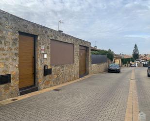 Vista exterior de Casa o xalet de lloguer en Montequinto amb Aire condicionat, Calefacció i Piscina