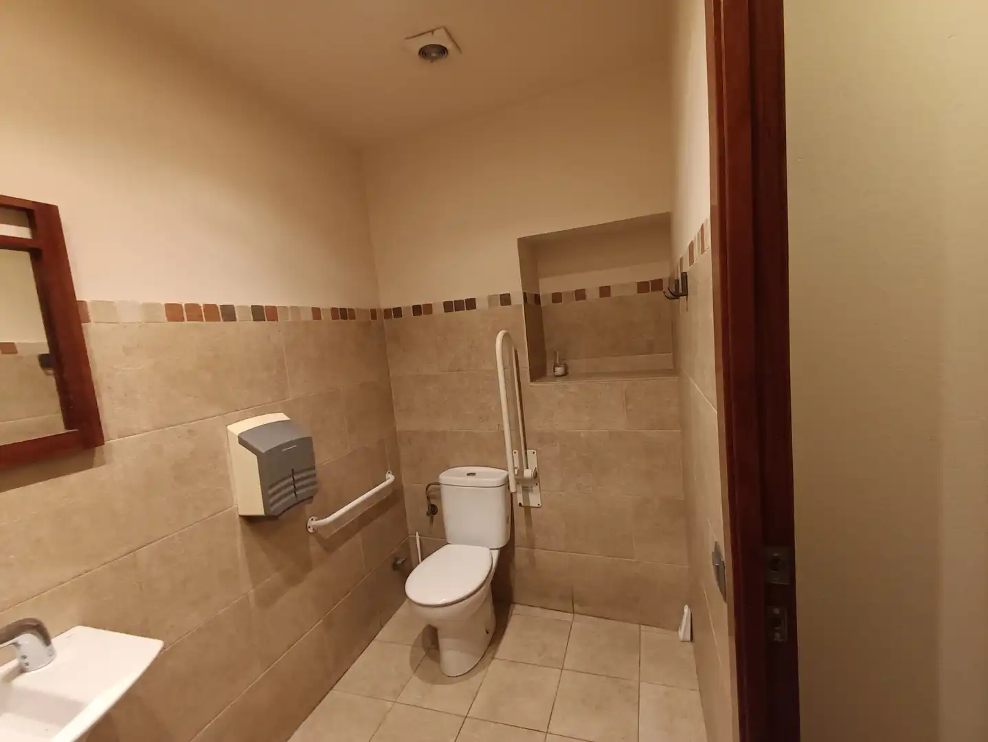 Badezimmer von Geschaftsraum zum Verkauf in El Masnou mit Klimaanlage, Parkett und Möbliert