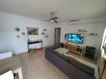 Sala d'estar de Finca rústica en venda en Vilanova i la Geltrú amb Jardí privat, Terrassa i Piscina