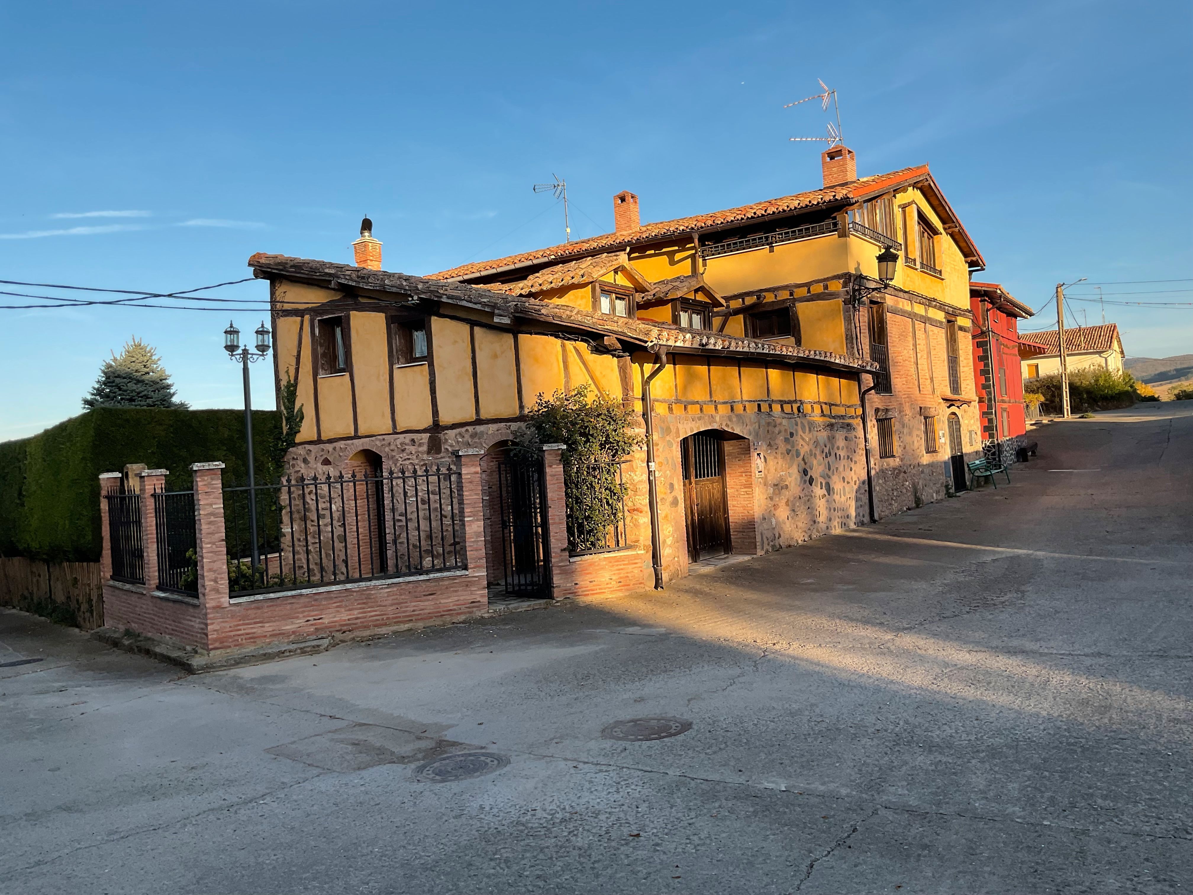 Vista exterior de Finca rústica en venda en Viloria de Rioja amb Jardí privat i Moblat