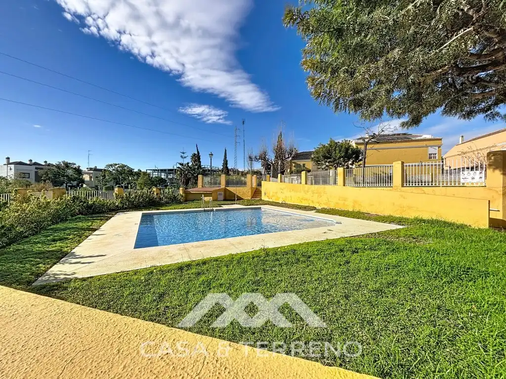 Piscina de Casa adosada en venda en Vélez-Málaga amb Aire condicionat, Piscina i Microones