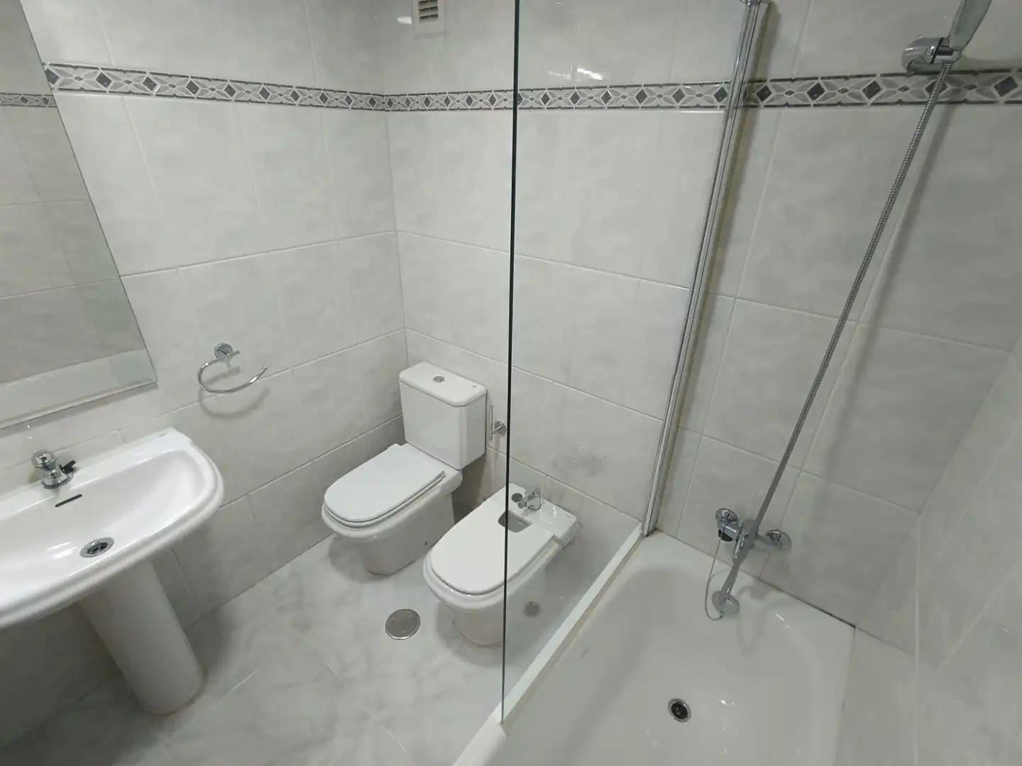 Bany de Pis de lloguer en Ourense Capital  amb Calefacció, Parquet i Traster