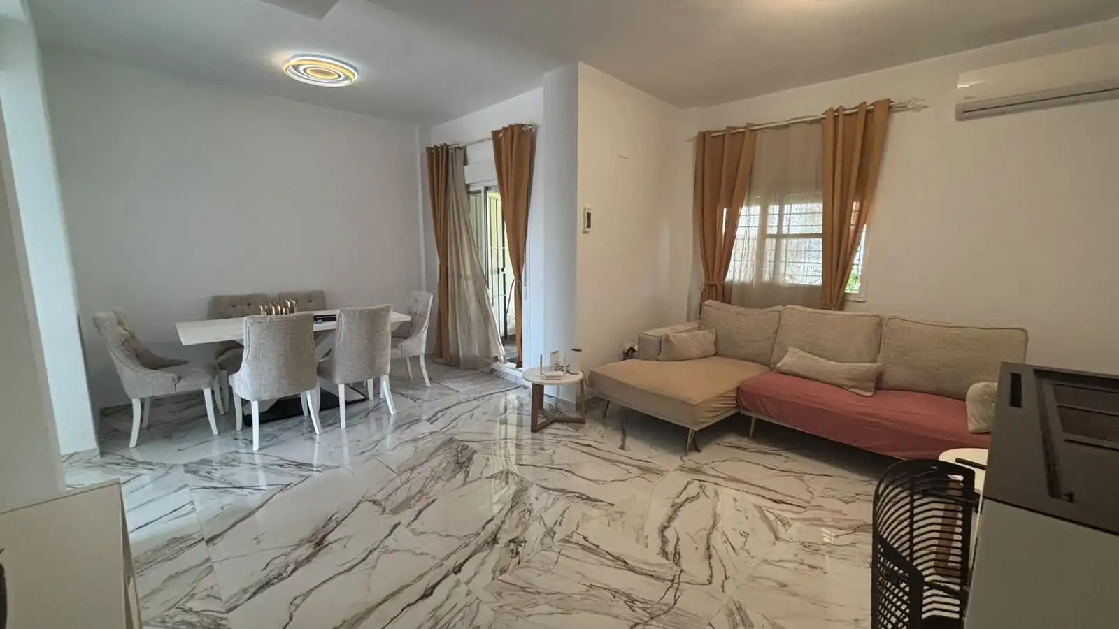 Sala d'estar de Casa adosada en venda en Huévar del Aljarafe amb Aire condicionat, Traster i Alarma