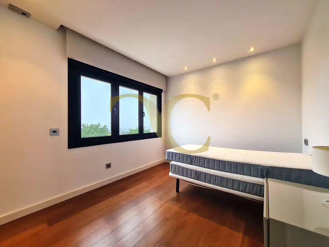 Dormitori de Casa o xalet en venda en Oviedo  amb Calefacció, Jardí privat i Terrassa