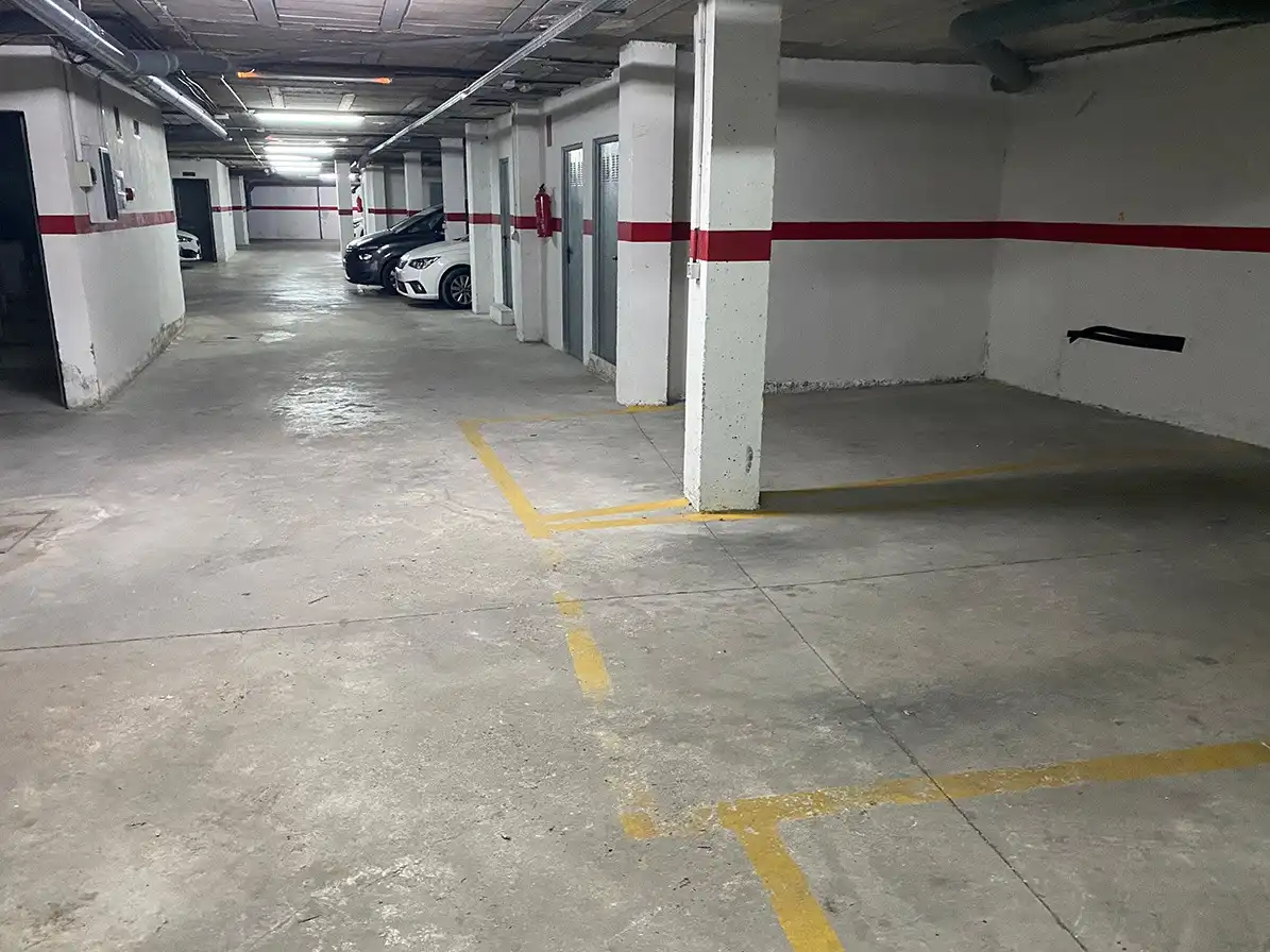 Parking de Dúplex de alquiler en La Algaba con Terraza y Amueblado