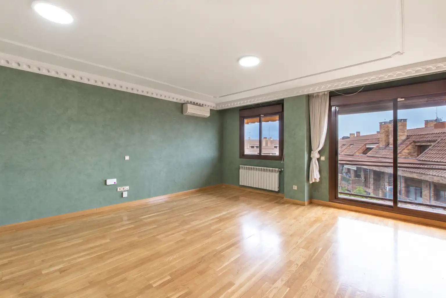 Sala de estar de Ático en venta en Pozuelo de Alarcón con Aire acondicionado, Calefacción y Jardín privado