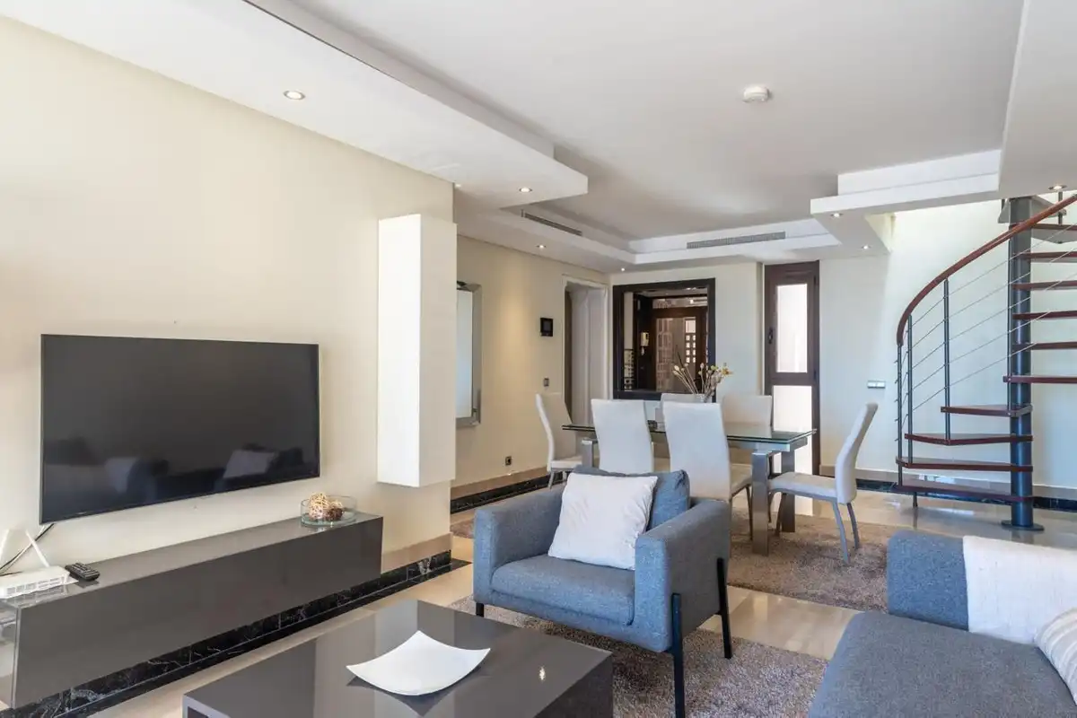 Sala d'estar de Dúplex en venda en Estepona amb Terrassa, Piscina i Jacuzzi