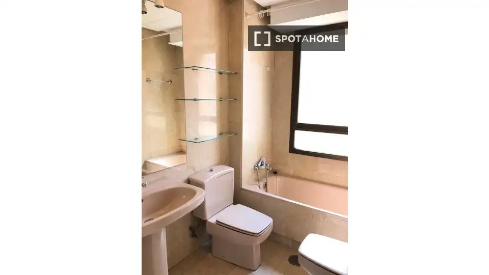 Bathroom of Apartments for share in Madrid  with Air Conditioner, Terrace and Furnished
