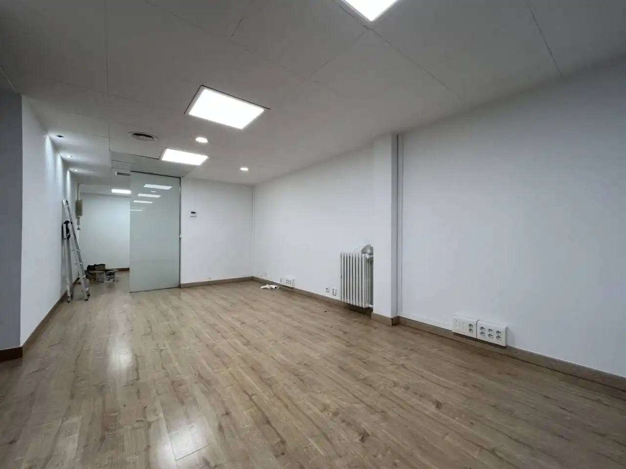 Büro zur Miete in Barcelona mit Klimaanlage, Heizung und Alarm