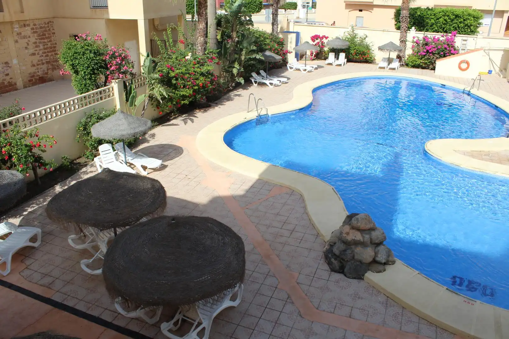 Piscina de Apartament en venda en Roquetas de Mar amb Aire condicionat, Terrassa i Piscina