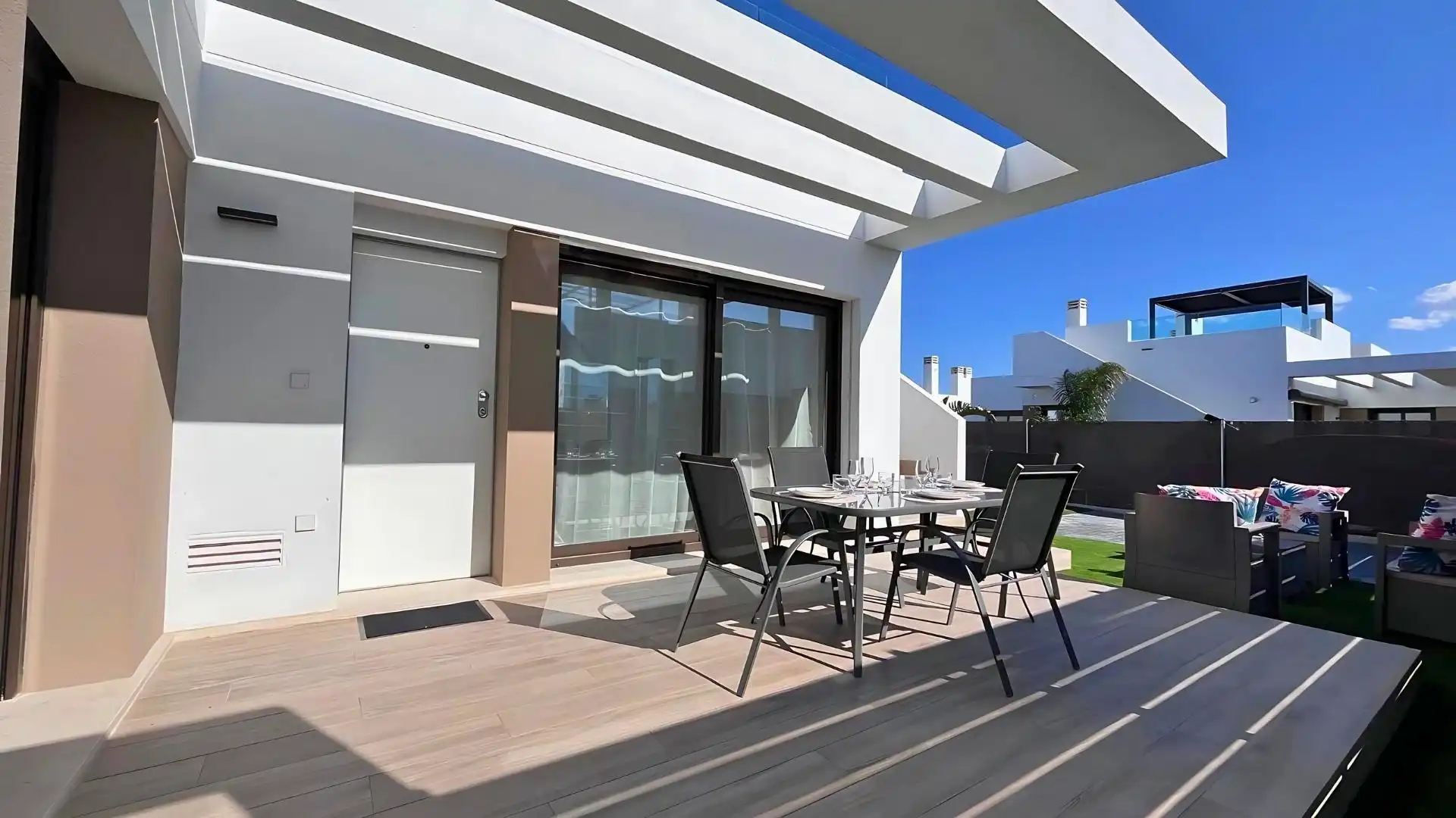 Terrasse von Einfamilien-Reihenhaus zum Verkauf in Madrid mit Schwimmbad