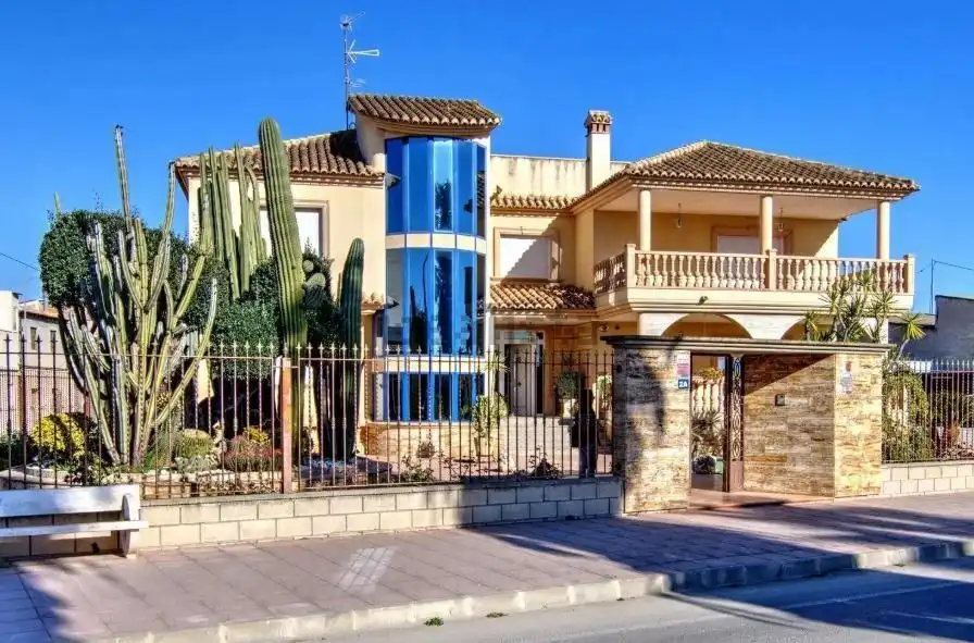 Vista exterior de Casa o xalet en venda en Orihuela amb Aire condicionat, Calefacció i Jardí privat