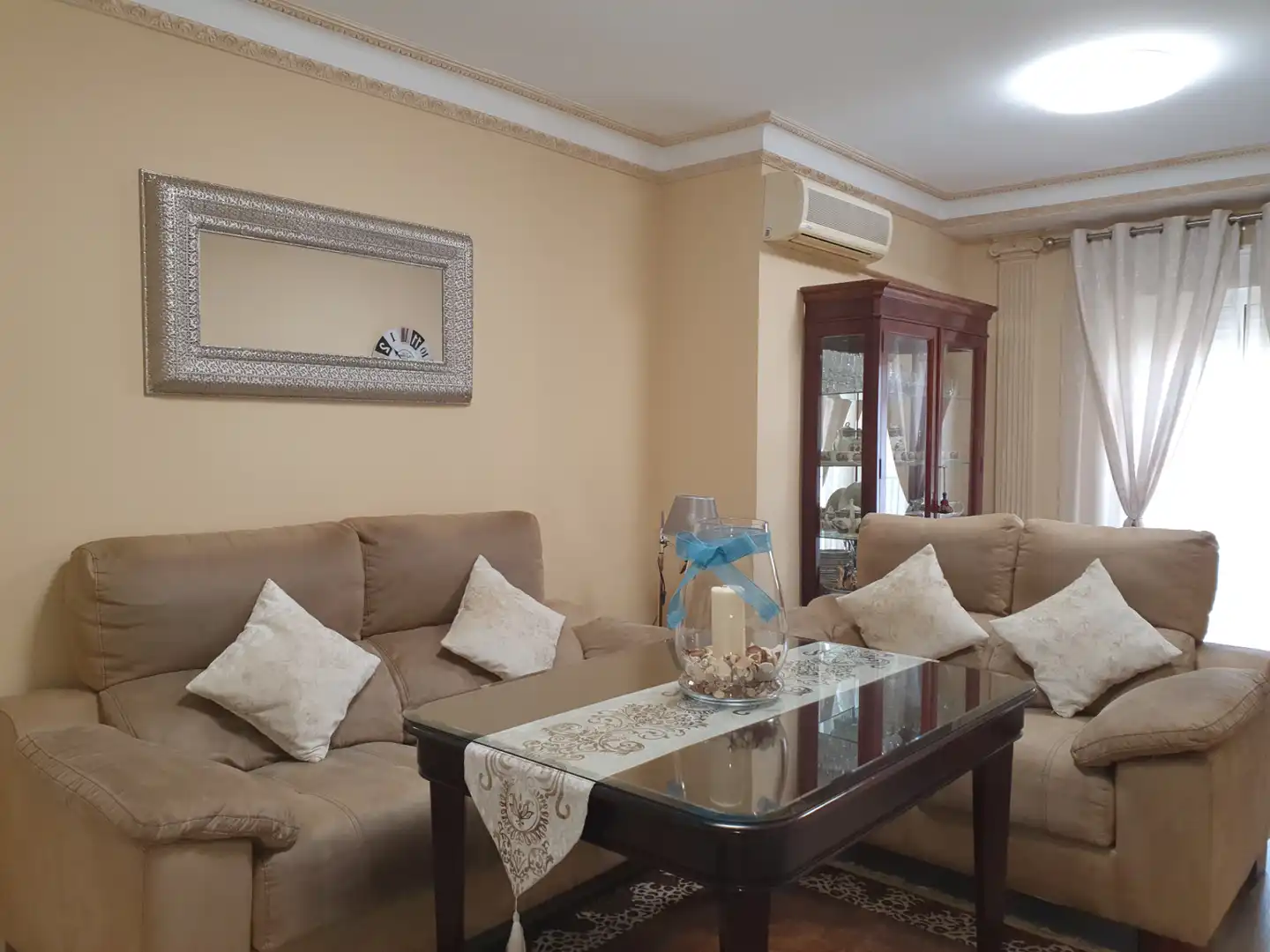 Sala d'estar de Pis de lloguer en Dos Hermanas amb Aire condicionat, Terrassa i Moblat