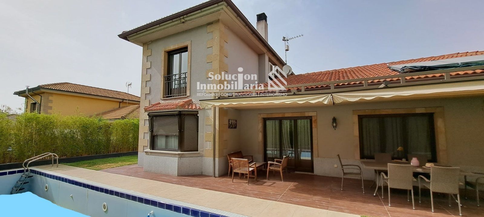 Vista exterior de Casa o xalet en venda en Villamayor amb Aire condicionat, Calefacció i Parquet
