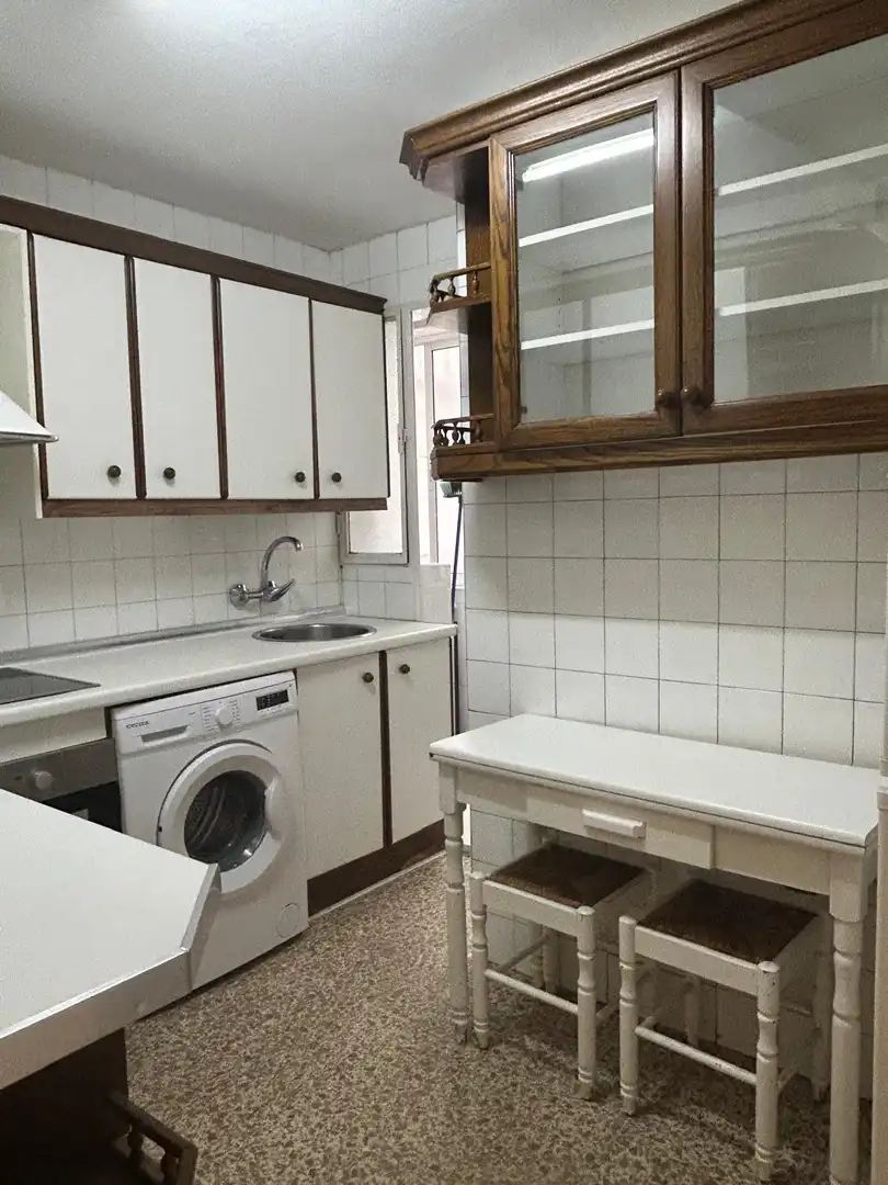 Cuina de Pis de lloguer en Granada amb Calefacció i Moblat
