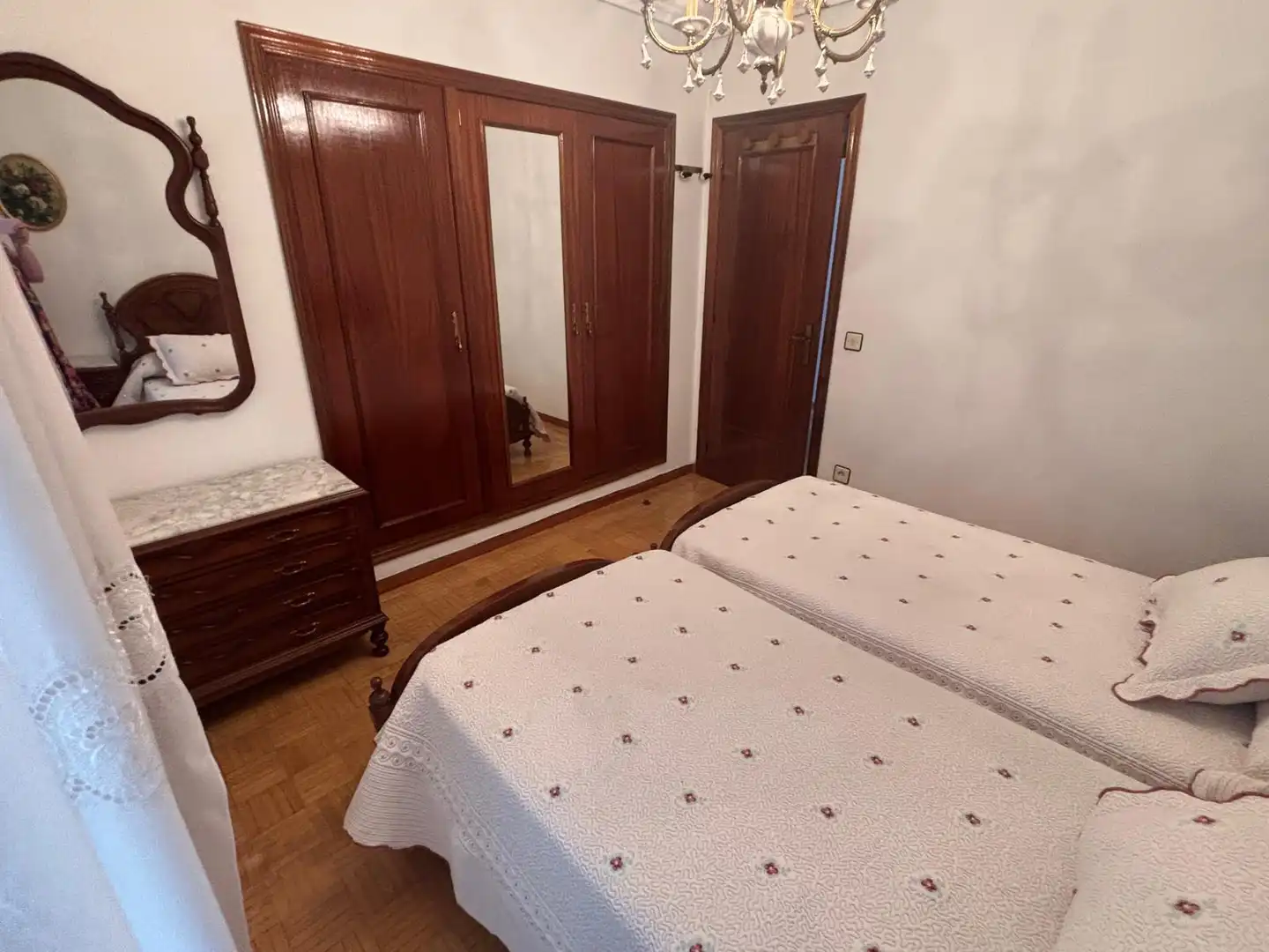 Schlafzimmer von Wohnung zur Miete in Oviedo  mit Heizung, Parkett und Möbliert