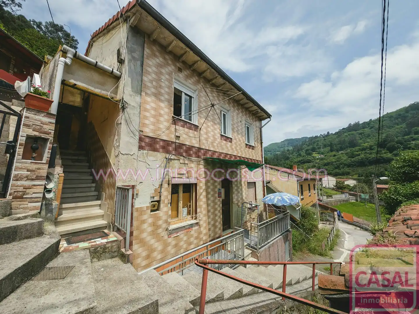 Vista exterior de Casa o xalet en venda en Mieres (Asturias) amb Calefacció, Terrassa i Traster