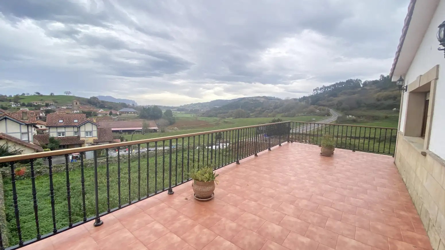 Terrasse von Einfamilien-Reihenhaus zum Verkauf in Voto mit Heizung, Privatgarten und Terrasse