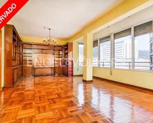 Sala d'estar de Apartament en venda en Oviedo  amb Aire condicionat i Calefacció