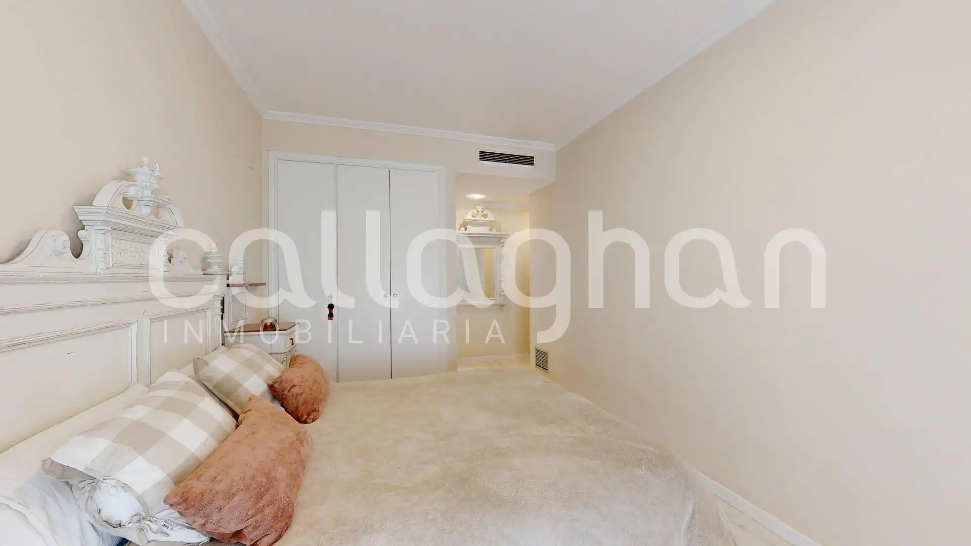 Bedroom of Ground floor for sale in Valencia  with Air Conditioner, Private garden and Storage room