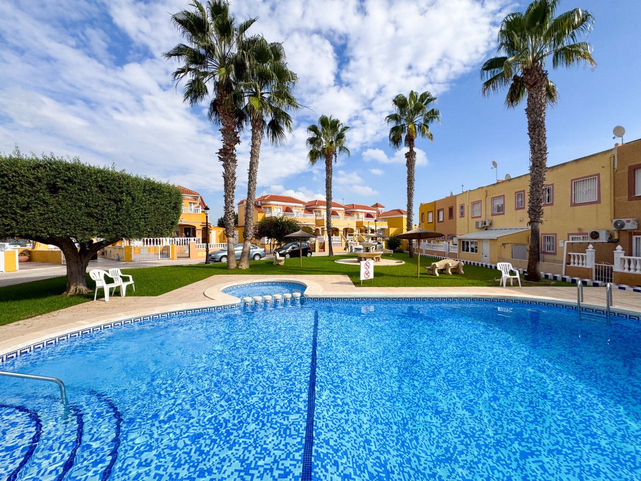 Piscina de Casa adosada en venda en Orihuela amb Aire condicionat, Calefacció i Jardí privat
