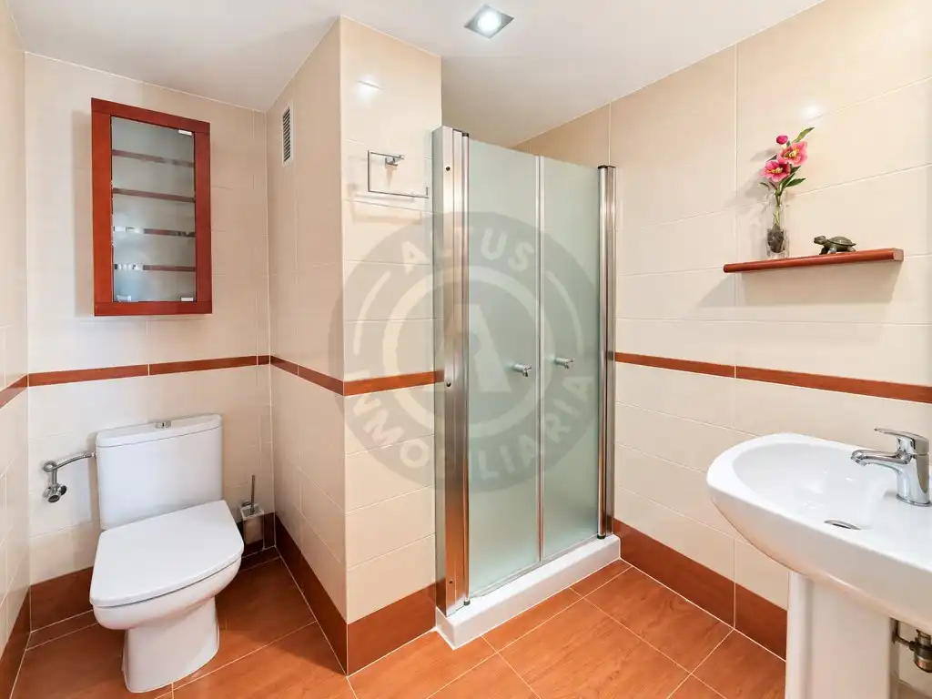 Baño de Piso en venta en Cáceres con Aire acondicionado, Horno y Microondas