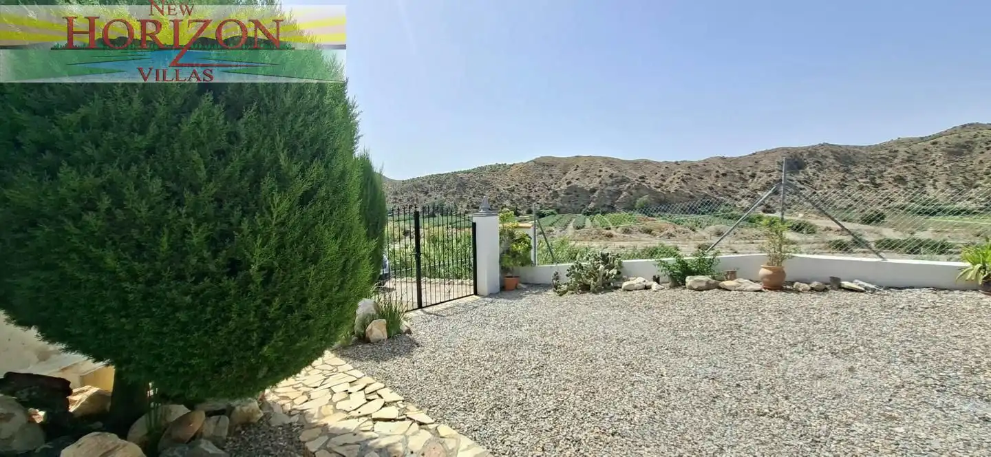 Vista exterior de Casa o xalet en venda en Arboleas amb Jardí privat, Terrassa i Piscina