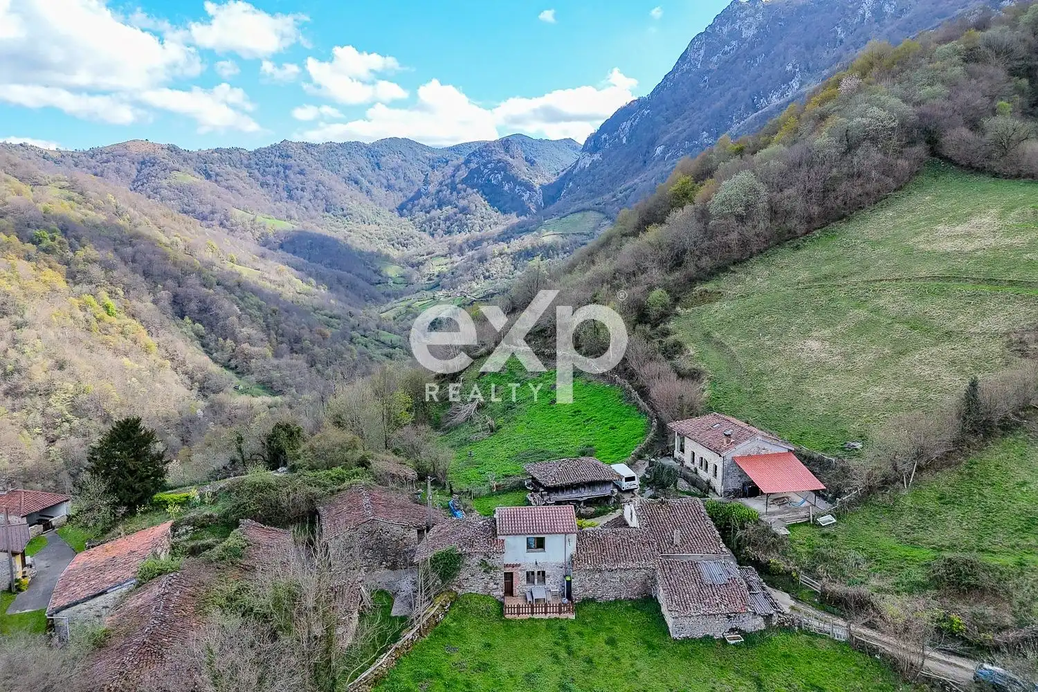 Vista exterior de Finca rústica en venta en Riosa con Calefacción, Jardín privado y Parquet