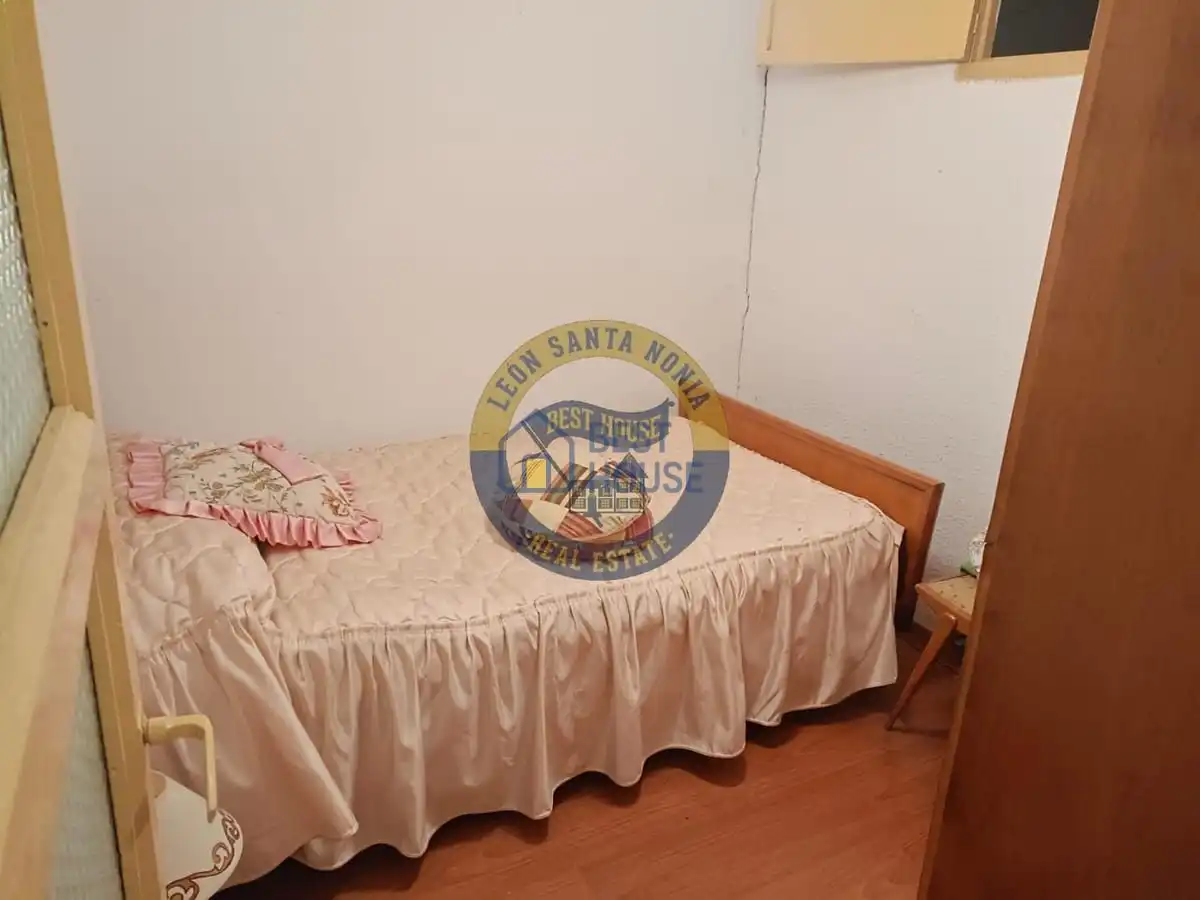 Habitación de Finca rústica en venta en León Capital  con Calefacción y Parquet