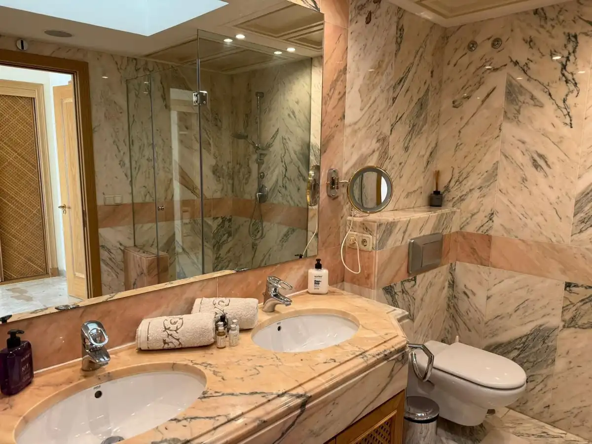 Badezimmer von Maisonette zur Miete in Estepona mit Terrasse, Schwimmbad und Gemeinschaftspool