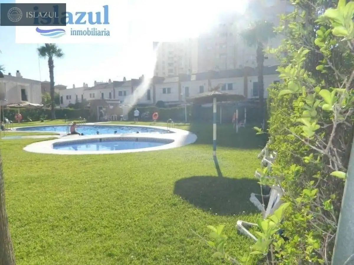Vista exterior de Pis de lloguer en Isla Cristina amb Aire condicionat, Jardí privat i Terrassa