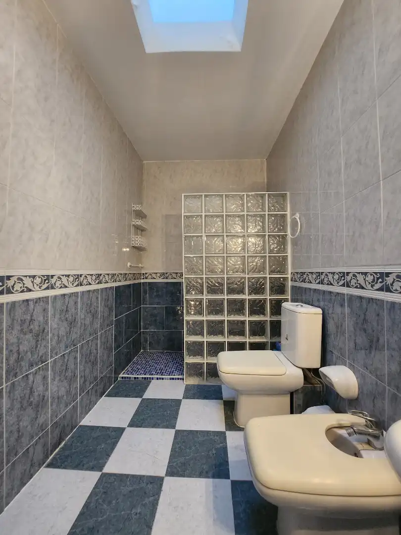 Badezimmer von Einfamilien-Reihenhaus zum Verkauf in Alcalá de Guadaira mit Klimaanlage, Terrasse und Abstellraum