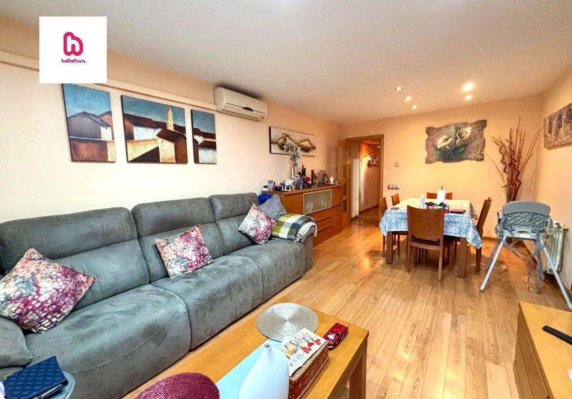 Living room of Flat for sale in Santa Coloma de Gramenet  with Air Conditioner, Heating and Parquet flooring