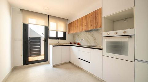 Se vende encantador chalet adosado de dos plantas en Cox, Alicante con 3 dormitorios, 2 baños, balcón, jardín y piscina comunitari, imatge 2