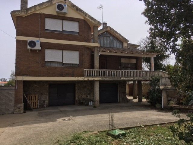 Vista exterior de Casa o xalet en venda en Alija del Infantado amb Calefacció i Jardí privat