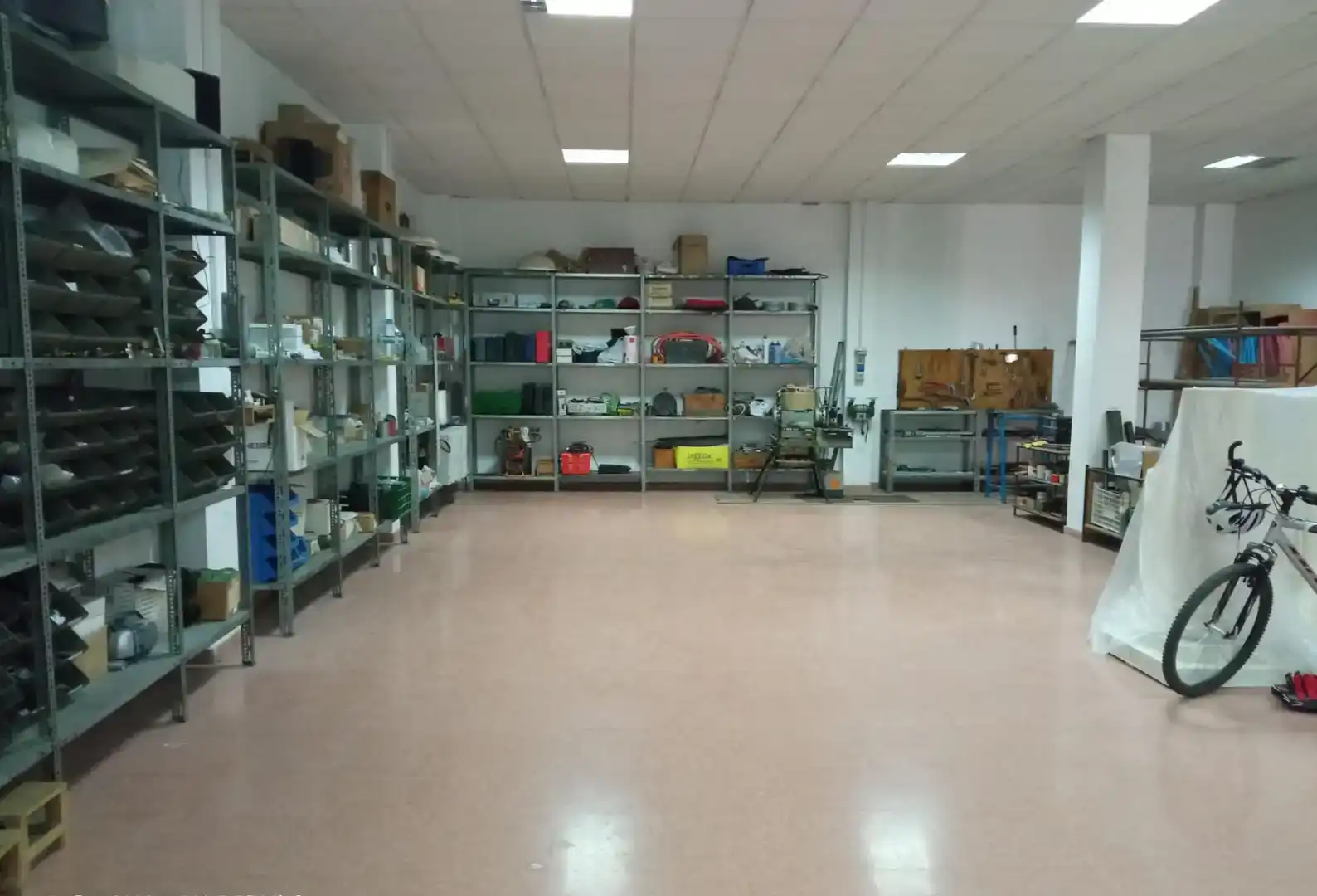 Nau industrial en venda en Linares
