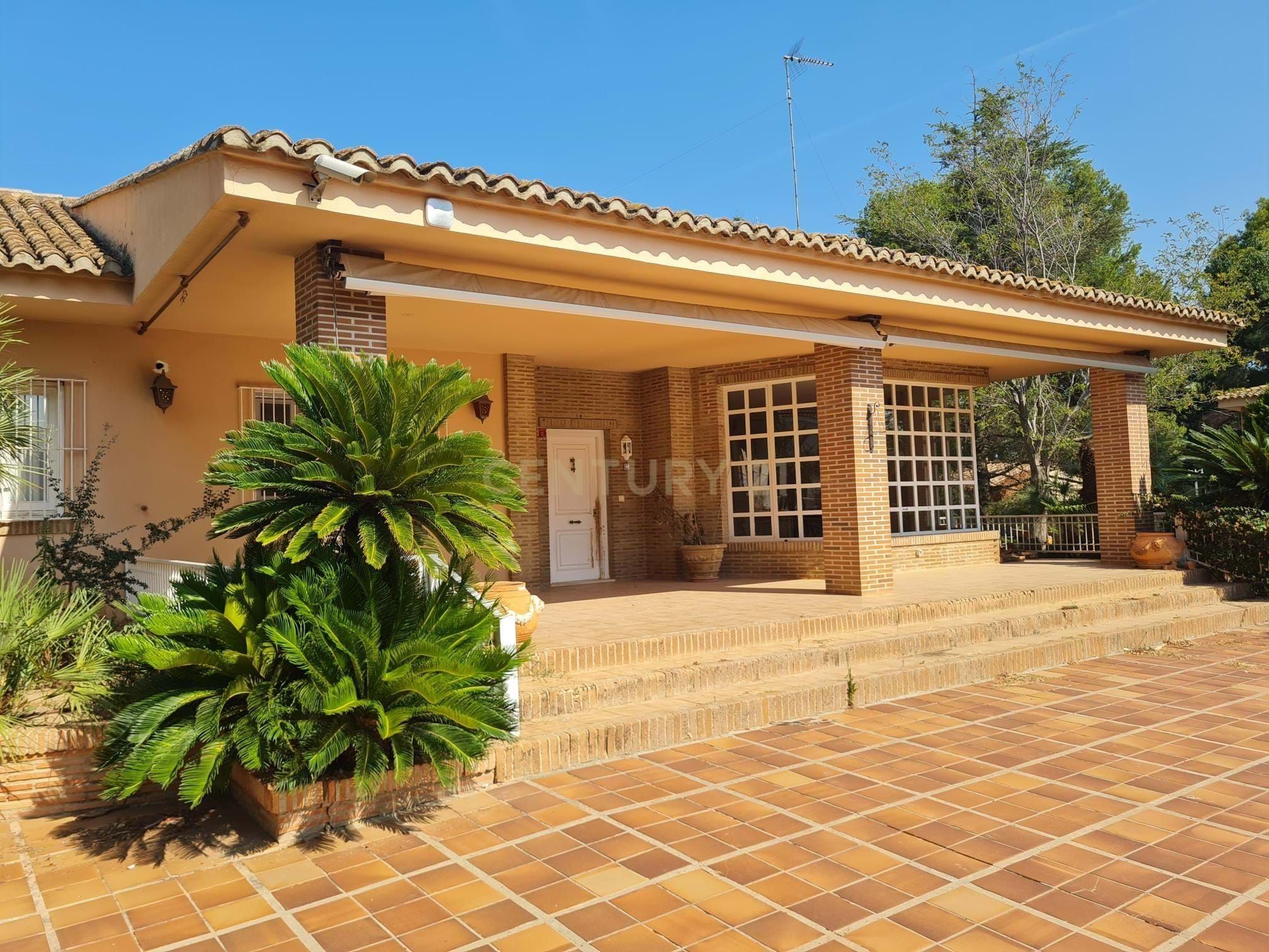 Exterior view of House or chalet for sale in Paterna  with Air Conditioner and Terrace