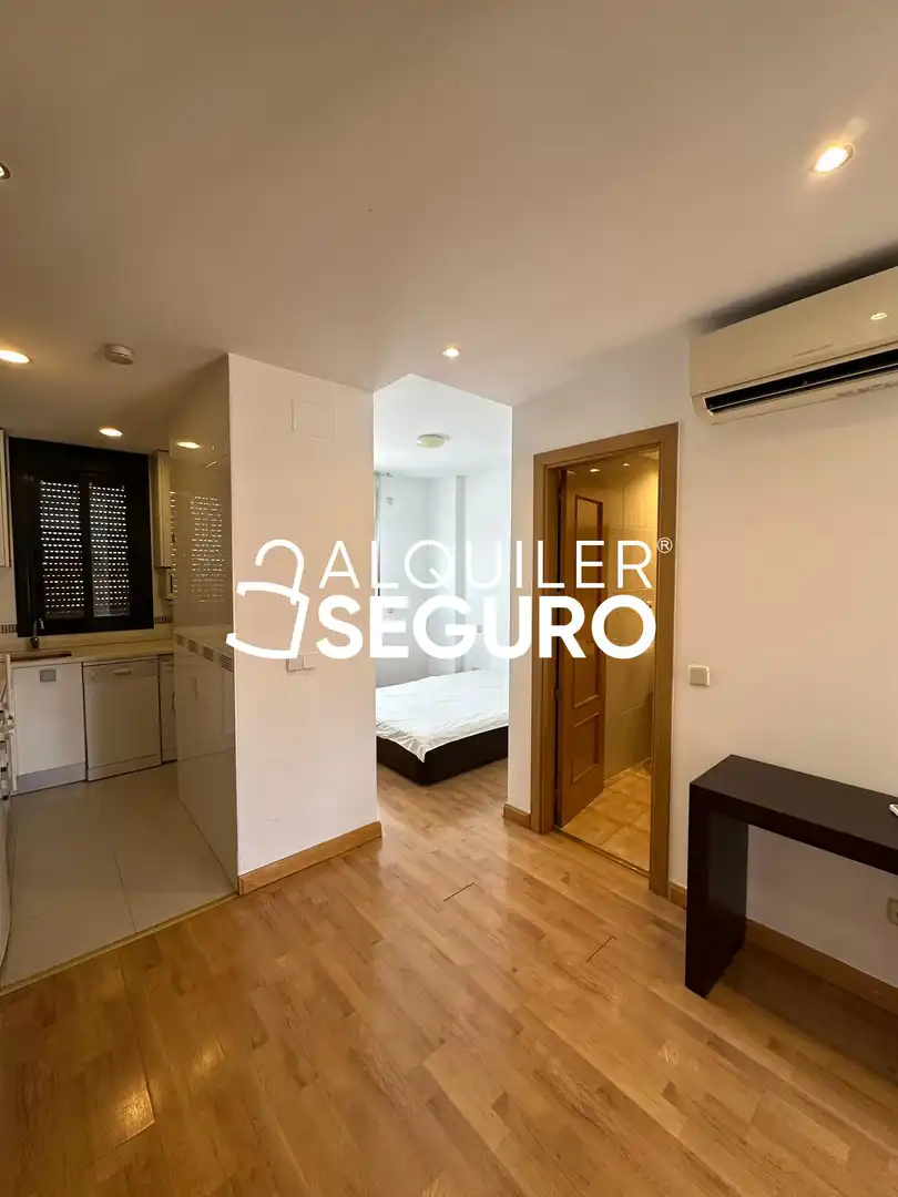 Bedroom of Flat for rent in Madrid  with Air Conditioner, Heating and Terrace