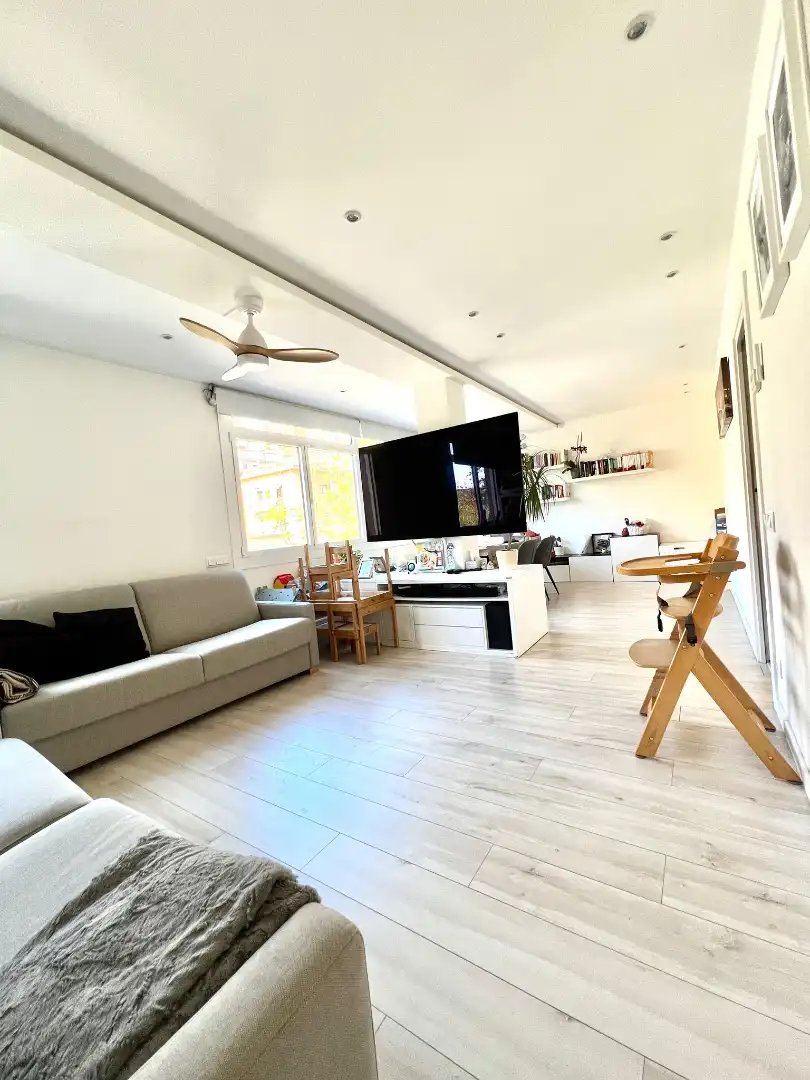 Wohnzimmer von Wohnung zum Verkauf in Barcelona mit Heizung, Parkett und Balkon